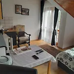 Nyirfa Apartmanhaz 아파트 잘라카로쉬